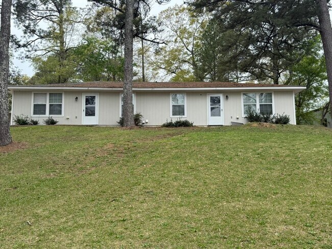 Building Photo - Quaint 2 bed 1 bath townhome