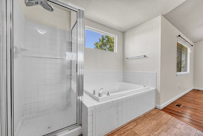 Building Photo - $3,400 - 5 Bed, 3.5 Bath Home in Aurora with in unit Laundry and Fenced in Yard!