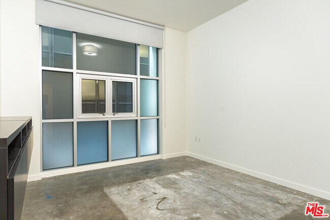Building Photo - 630 W 6th St
