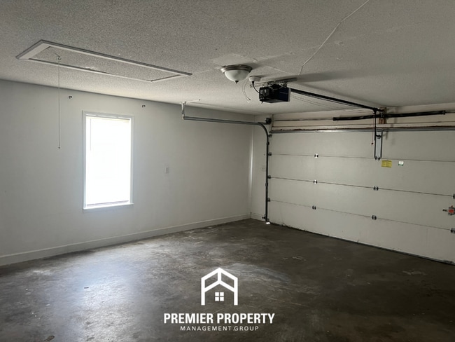 Building Photo - Charming 3BR/2BA Home in Huntsville | Hardwood Floors, Fireplace & 2-Car Garage