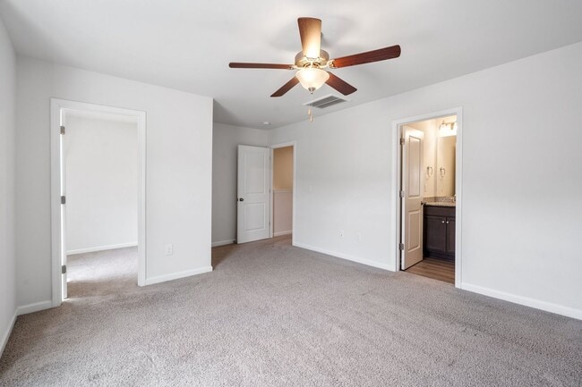 Building Photo - Lovely 3 BR, 2.5 BA Townhome, Centrally lo...