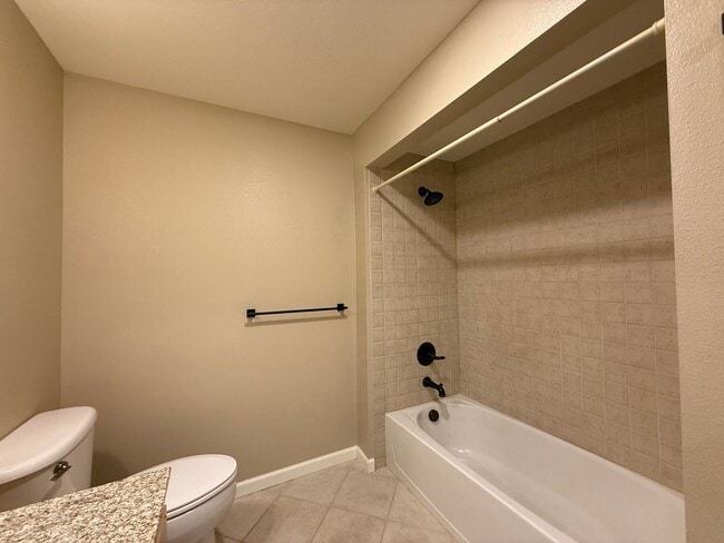 Building Photo - Beautiful 2 Bed 2 Bath Condo Near Sacred H...