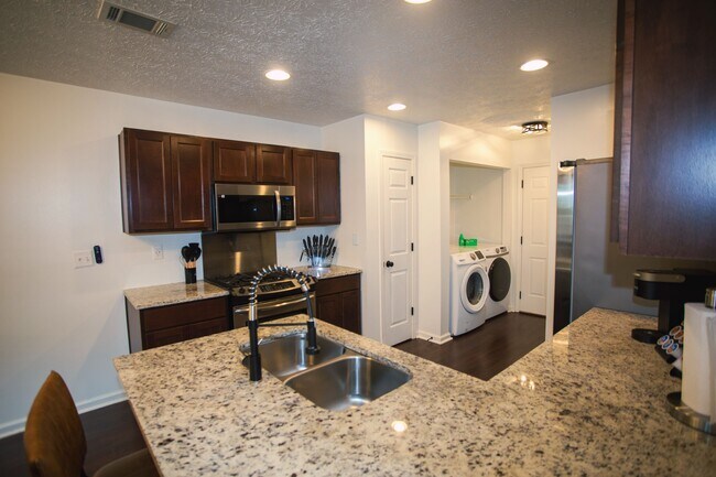 Building Photo - 665 Lakeside Cir