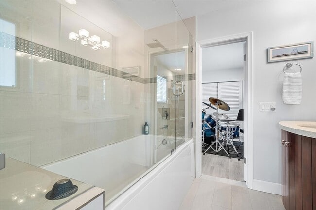 Building Photo - 4510 Bayview Dr