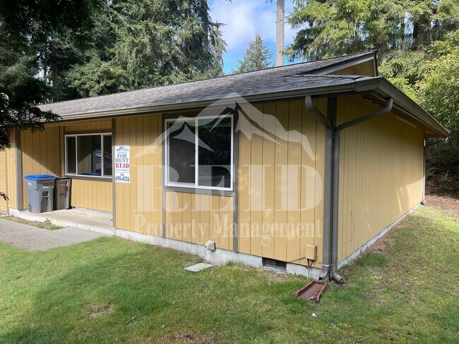 Building Photo - DUPLEX - 2 BED 1 BATH WITH 1 CAR GARAGE IN CENTRAL PORT ORCHARD!