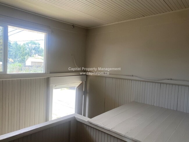 Building Photo - 2 Bedroom House