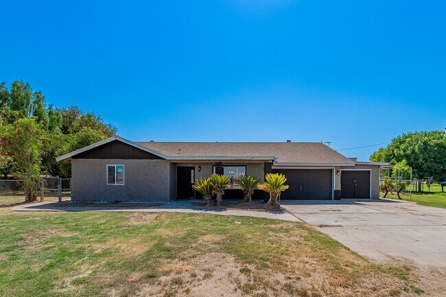 Primary Photo - Acreage Property for Rent!!