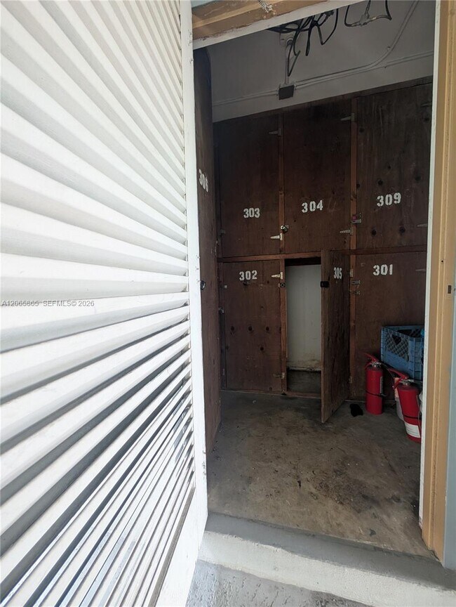Building Photo - 900 Tallwood Ave