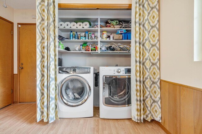 Building Photo - Charming 3-bdrm/2-bath Mid-Century ranch—A...