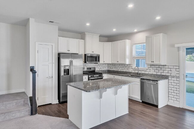 Building Photo - Beautiful 3 Bedroom, 2.5 Bathroom Townhome with 1-Car Garage $1,650/mo rent