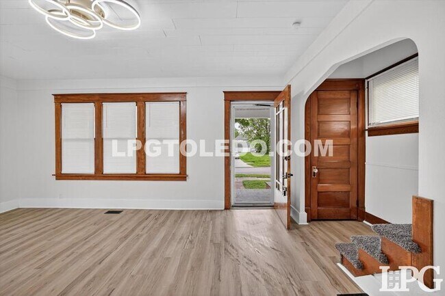 Building Photo - 4140 Caroline Ave