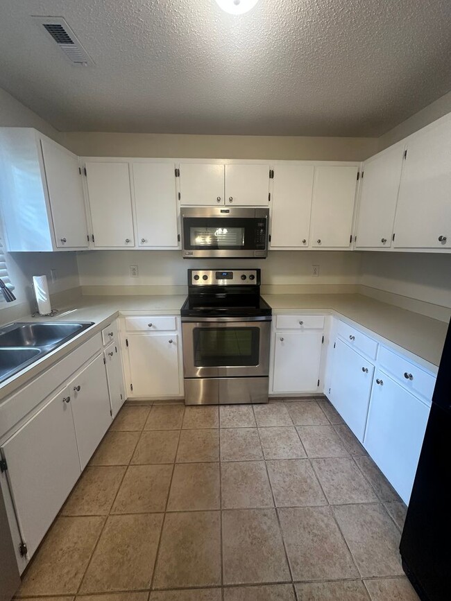 Building Photo - 3 Bed / 2 Bath Home – $1,675/mo | 1,188 Sq...