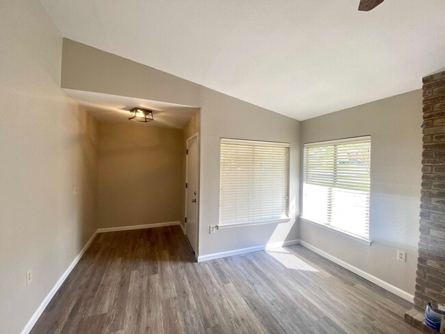 Building Photo - Remodeled 3 Bedroom 2 Bath  with cute back...