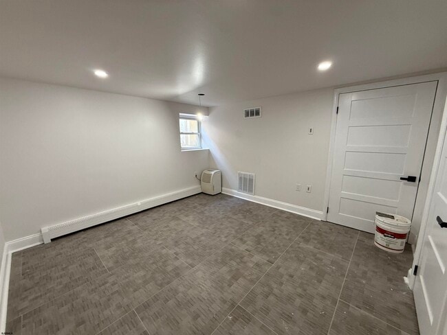 Building Photo - 102 S Raleigh Ave