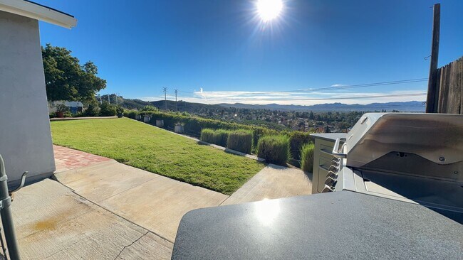 Building Photo - Lovely Thousand Oaks Rental with Expansive Yard and Mountain Views