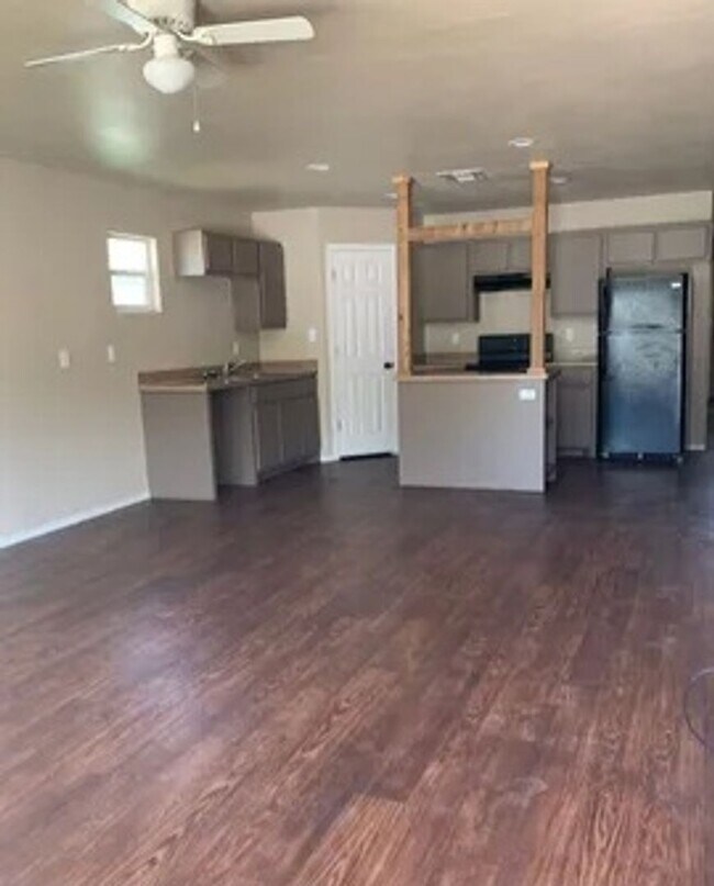 Building Photo - Beautiful 3/2/1 Available May 2026