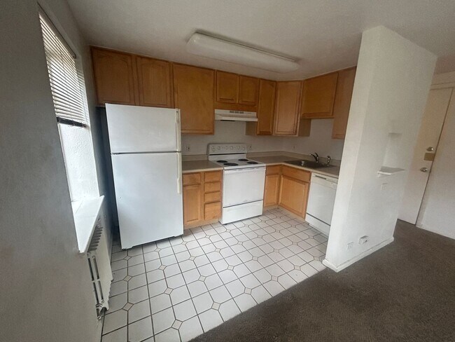 Building Photo - Available April 1 - 1 Bed/1 Bath Lindsley Park Condo