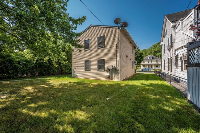 Building Photo - Apartment w/Parking