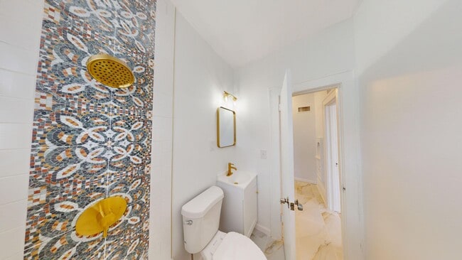 Building Photo - Remodeled Unit in RIVERSIDE! ONE MONTH FREE!