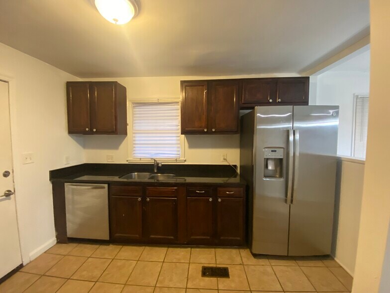Kitchen - 2431 Baxter Rd SW