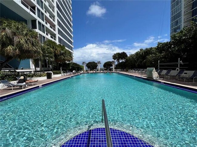 Building Photo - 1717 N Bayshore Dr