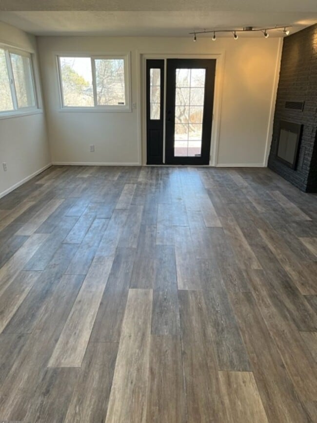 Building Photo - 4 BEDROOM HOME IN SKYWAY!!