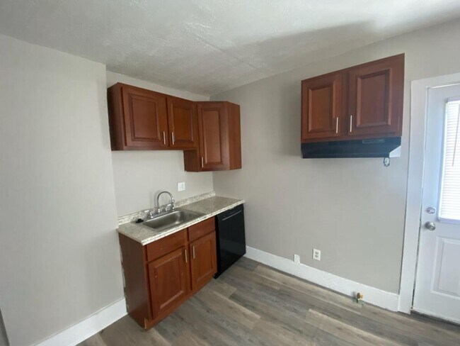 Building Photo - Large 2 Bedroom Duplex in prime location W...