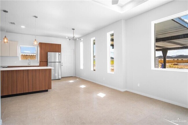 Building Photo - 409 N Onyx Ave