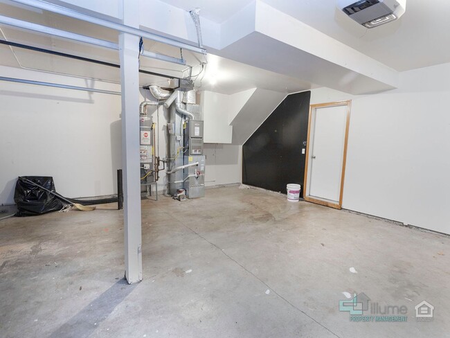 Building Photo - Stunning 3 bedroom 2.5 bathroom Home