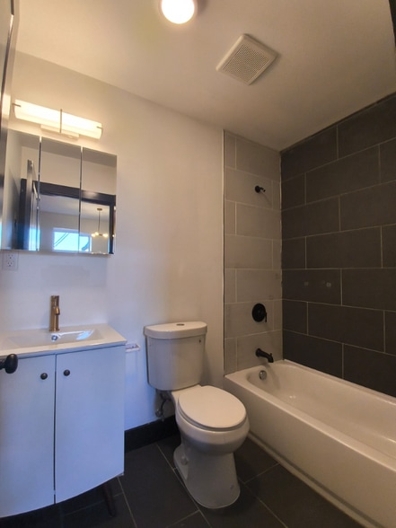 Building Photo - 11 Thomas St