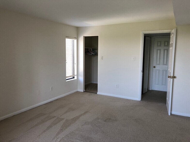 Bedroom with walk in closet - 600 21st St NW