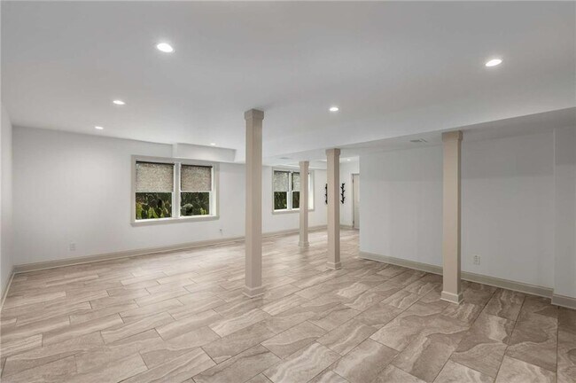 Building Photo - 2423 Sunset Dr NE