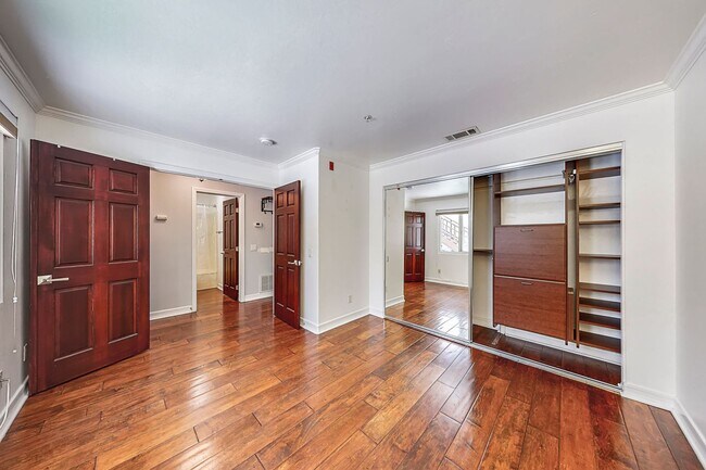 Building Photo - Stunning Condo with Downtown Views – Prime...