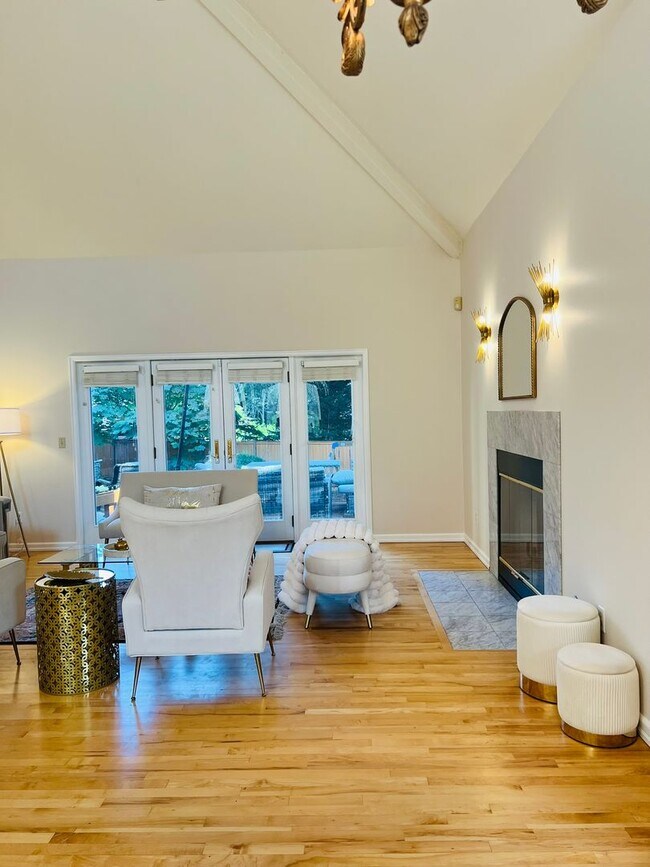 Building Photo - Beautiful and Spacious 3BD + Den