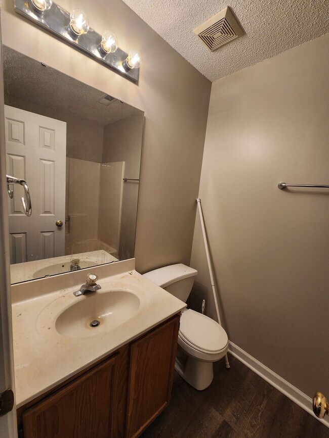 Building Photo - 3 Bedroom Home Near University Area