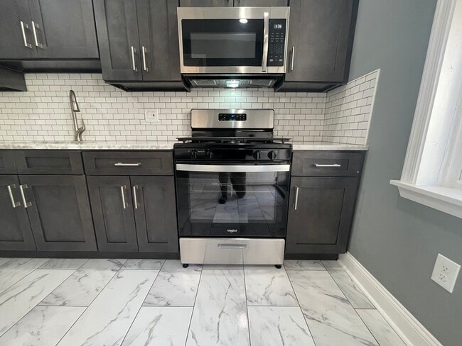 Building Photo - 1611 S Yewdall St