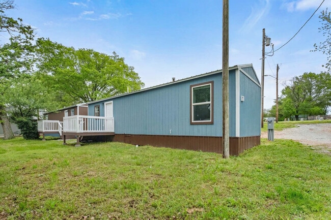 Building Photo - 403 E Roller Ave