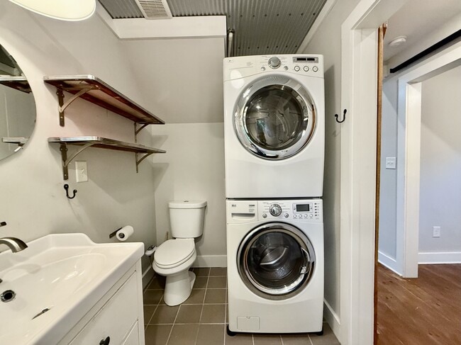 Building Photo - 574 Primitive St