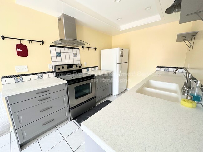 Building Photo - 955 Lamark Ln