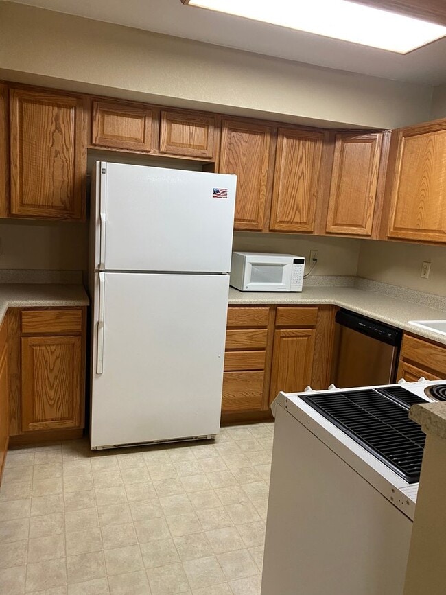 Building Photo - $1700/Mos 1 Bed 1 Bath Lower Level Condo i...