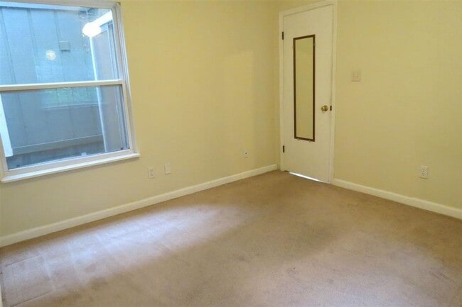 Building Photo - Awesome Townhouse with a Garage!
