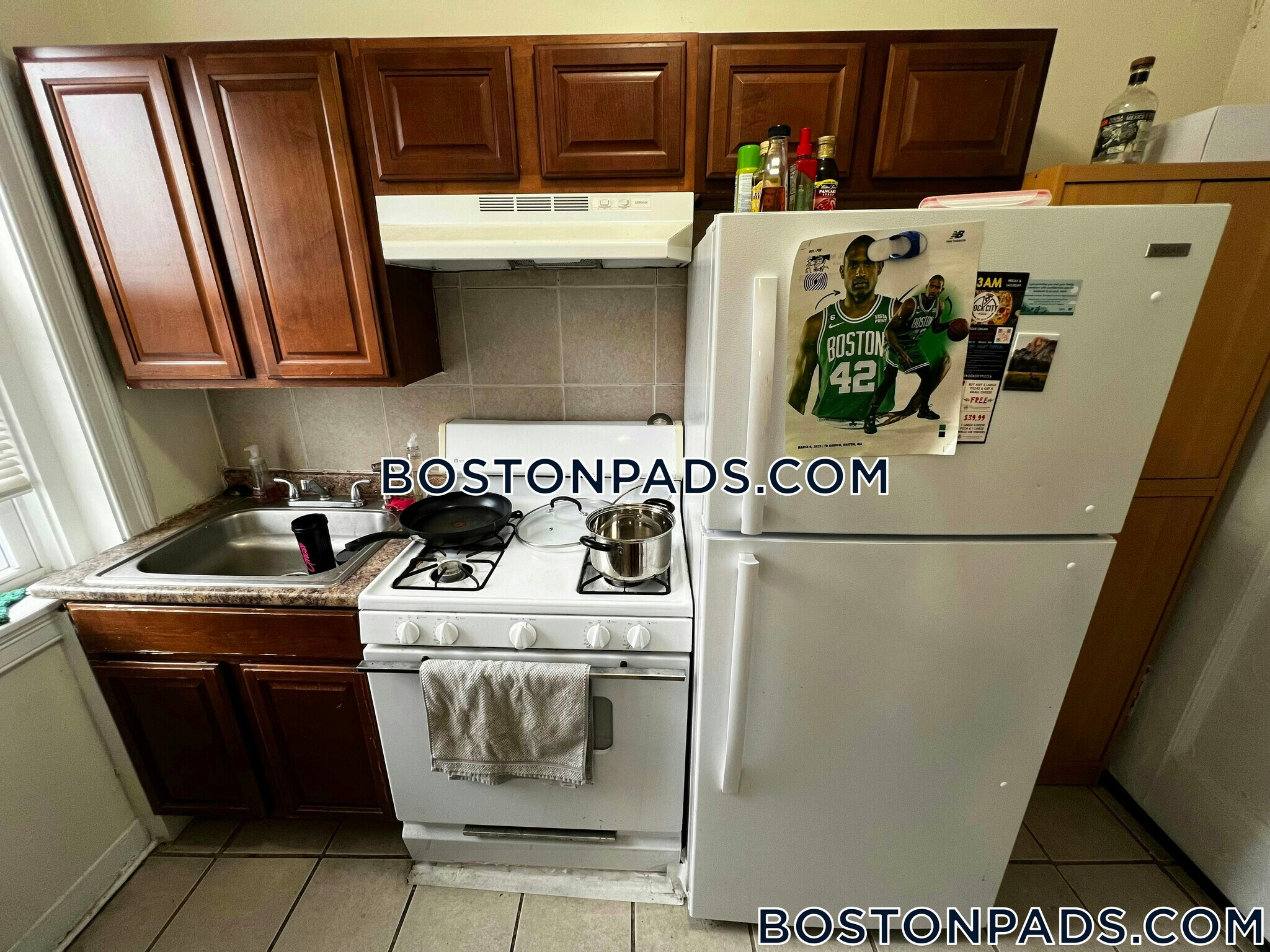 Building Photo - 248 Kelton St