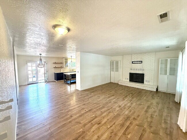 Building Photo - 1149 E Elder Cir