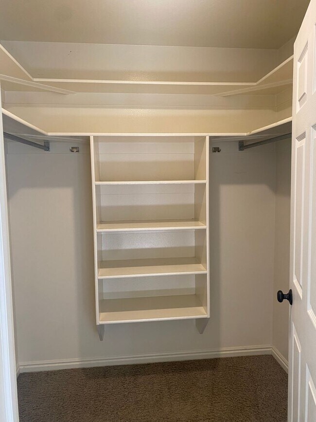 Building Photo - One Bedroom near Utah Valley Hospital, Provo Recreation Center, and BYU! | Available August 25th