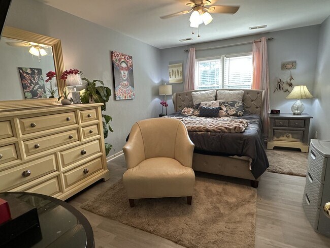 Building Photo - For Rent: Charming 4-Bedroom Colonial in C...