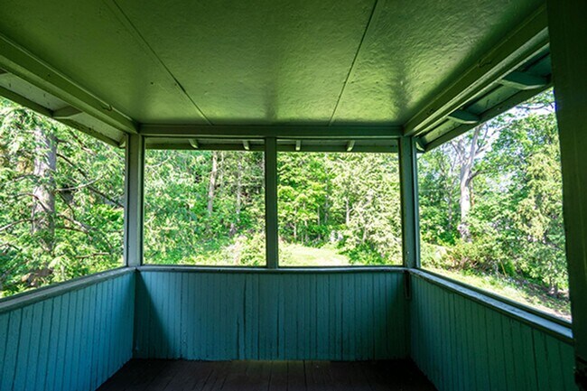 Building Photo - Available 6/1/2026 Charming Home With Priv...