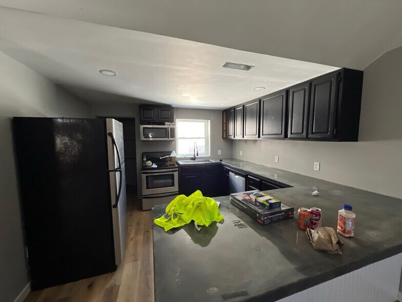 Building Photo - 383 Stewart Rd N