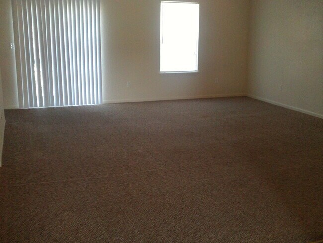 Building Photo - 3 bed 2 Bath duplex!