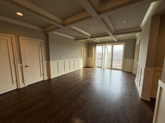Building Photo - Luxury 3BR/2BA Condo – Prime Hyde Park Location, Modern Finishes
