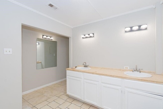 Building Photo - 2523 S Broadway St